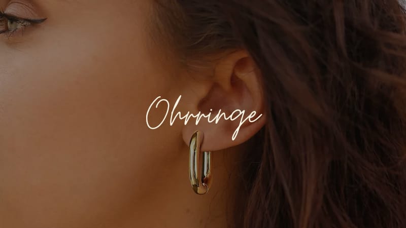 Nahaufnahme eines Ohres, das mit einem schlichten goldenen Ohrring verziert ist. Der Schriftzug 'Ohrringe' ist in der Bildmitte platziert.