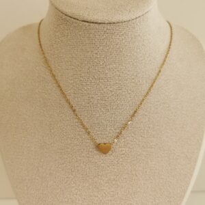 Vergoldete Herz Kette mit mattem Anhänger auf beiger Schmuckbüste – minimalistischer Alltagslook