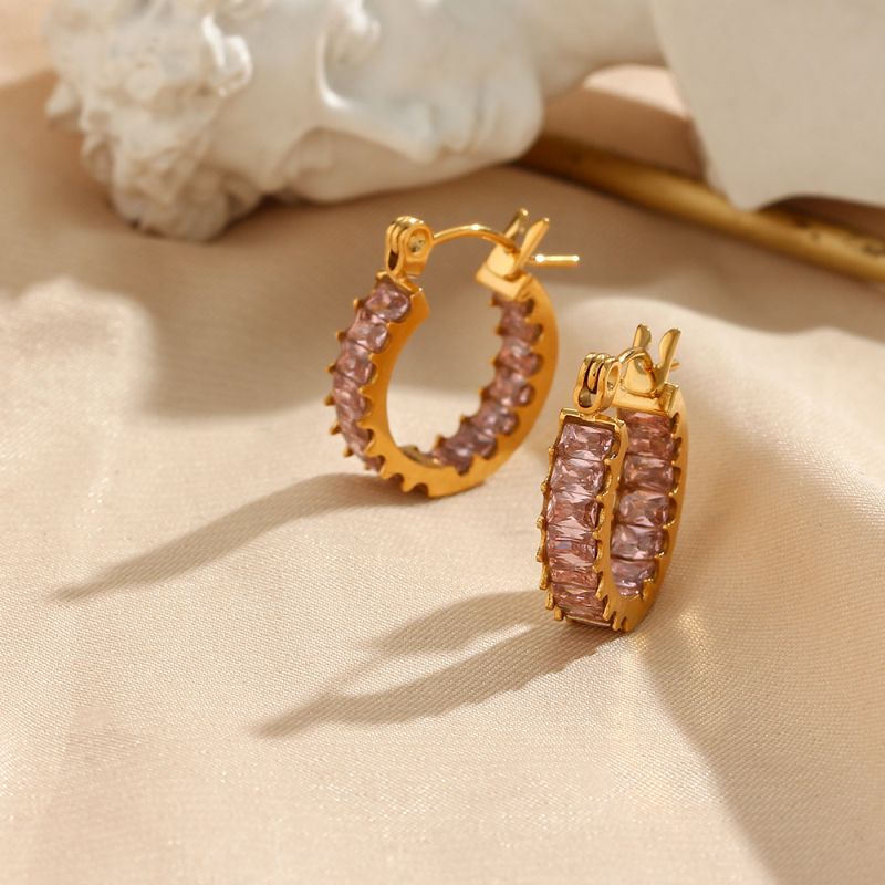 Kristall Ohrringe Rosé - Erlebe den funkelnden Glanz unser 18k vergoldeten Creolen, die mit klaren Kristallen und strahlenden rosé Zirkonia-Steinen gepflastert sind