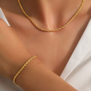 Vergoldetes Twist Schmuckset mit gedrehter Kette und passendem Armband – getragen an Hals und Handgelenk