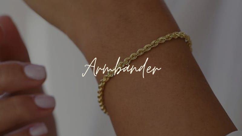 Nahaufnahme eines Handgelenks, geschmückt mit einem eleganten goldenen Armband. Der Schriftzug 'Armbänder' ist mittig platziert.